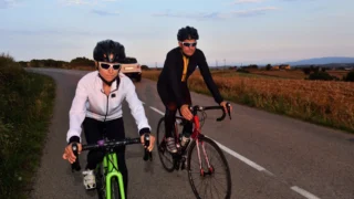 „Je to na pár facek.“ Českým řidičům dochází trpělivost s&nbsp;cyklisty, kteří jedou vedle sebe. Pokutovat je skoro nejde