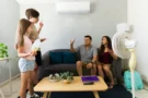„Klimatizace je sobeckost“, hlásají ekologičtí Češi. Vidí v&nbsp;ní plýtvání, druzí záchranu. Podívali jsme se na čísla