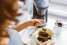 Českem se v&nbsp;červnu 2026 šíří články o&nbsp;„konci košů pod dřezem“. Média přehání, speciální nádoba na zbytky je ale proklatě praktická