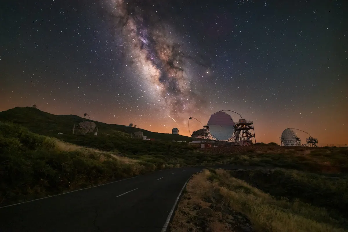 Observatorium Roque de los Muchachos na La Palmě pod Mléčnou dráhou