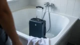 Na sítích se šíří „trik“ s&nbsp;kufrem do vany na hotelu. Má jít o&nbsp;ochranu před štěnicemi, lepší je zkontrolovat pokoj