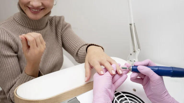 „Lakování nehtů končí,“ tvrdí média Češkám (2026): Soap nails slibují přírodní vzhled, štětec ale nevyhazujte