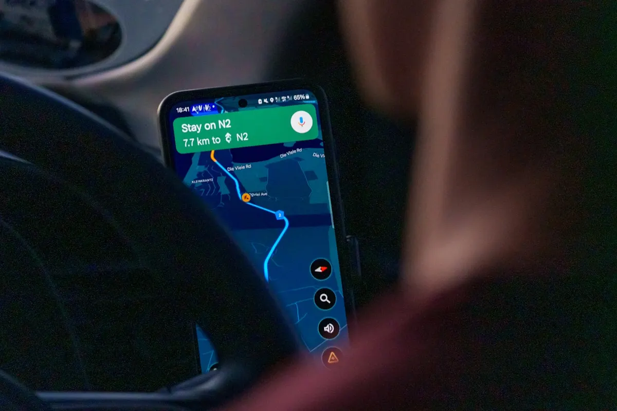 Telefon s navigací a hlášením radarů v autě