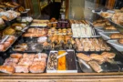 Nejhorší pečivo ze supermarketu 2026: Koblihy, „tmavý“ chléb s&nbsp;posypem a&nbsp;další pasti. Etiketa to řekne za 30 sekund