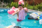 Praskl vám bazén? Zachrání vás i&nbsp;trik se vteřinovým lepidlem a&nbsp;sodou. Prošli jsme 3 možnosti