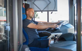 Řidiči autobusů si neberou servítky: „Na nikoho nečekáme.“ Podívali jsme se, jaké máte možnosti jako cestující