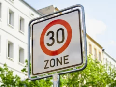 V&nbsp;Americe zavedli rychlostní limit 27,8&nbsp;km/h: Má být psychologicky lepší než 30, přijde změna do ČR?
