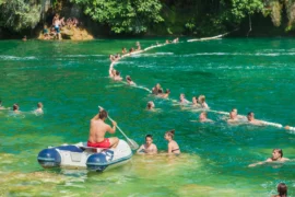 Český Karibik je hitem internetu (2026): Jezero Lhota má tyrkysovou vodu a&nbsp;písčité pláže. Leží jen 40&nbsp;km od Prahy