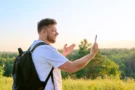 Data v&nbsp;zahraničí zdarma (2026)? Drahému roamingu odzvonilo, Češi na dovolené sázejí na trik s&nbsp;eSIM