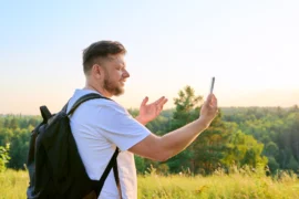 Data v&nbsp;zahraničí zdarma (2026)? Drahému roamingu odzvonilo, Češi na dovolené sázejí na trik s&nbsp;eSIM