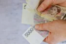 Bankomaty vydávají novou bankovku (2026): Většina Čechů se s&nbsp;pětitisícovkou nesetká, v&nbsp;oběhu je přitom už přes 30 let