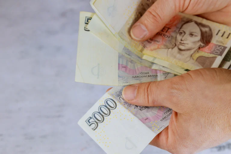 Bankomaty vydávají novou bankovku (2026): Většina Čechů se s&nbsp;pětitisícovkou nesetká, v&nbsp;oběhu je přitom už přes 30 let