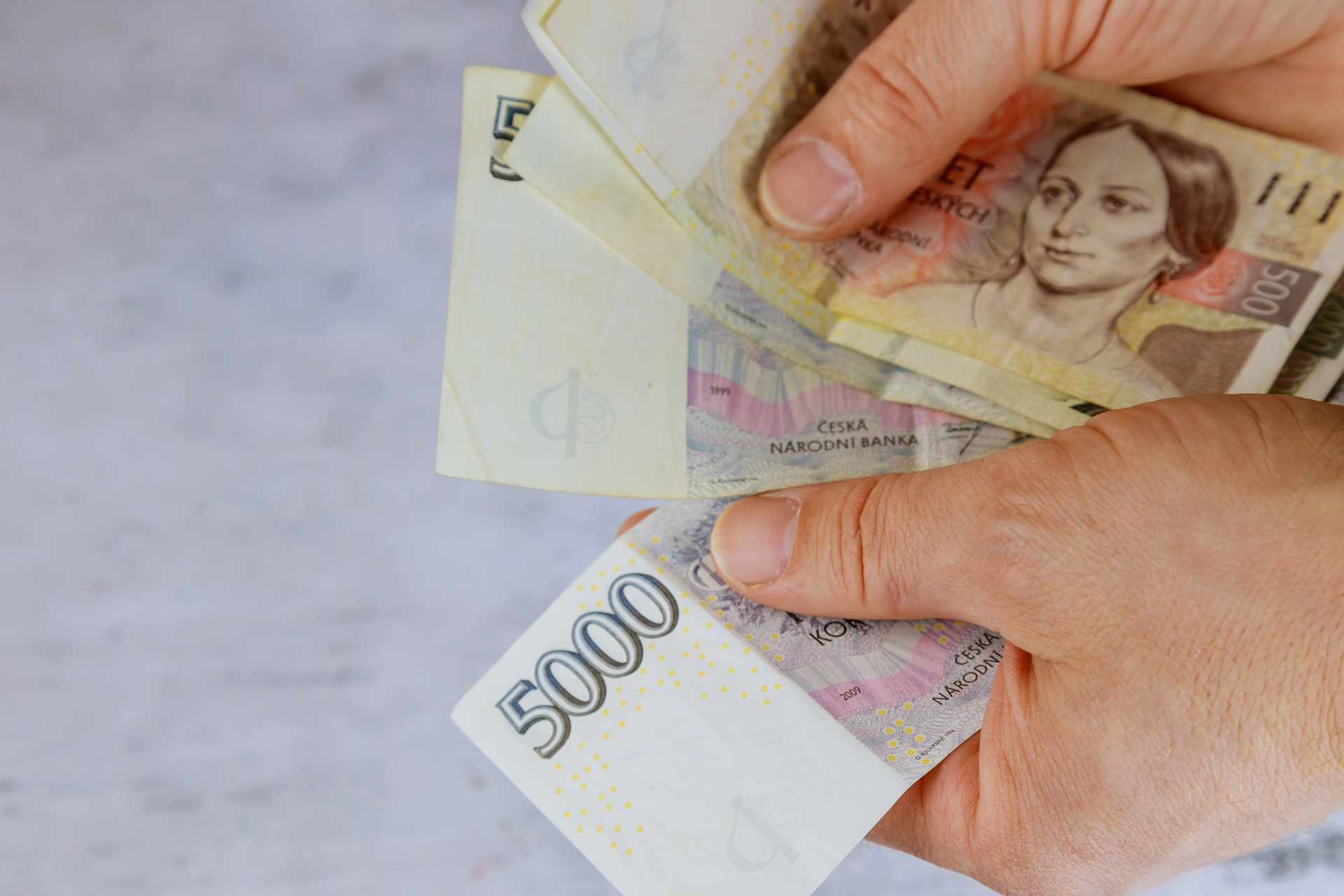 Bankomaty vydávají novou bankovku (2026): Většina Čechů se s&nbsp;pětitisícovkou nesetká, v&nbsp;oběhu je přitom už přes 30 let