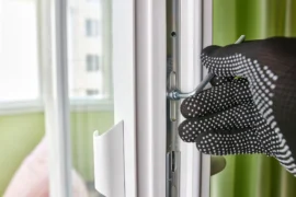 Letní trik s&nbsp;plastovým oknem: Stačí 4mm klíč a&nbsp;pár minut práce, výsledkem je provzdušněný byt a&nbsp;ušetřené peníze