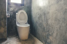 Skončí Češi s&nbsp;klasickou dlažbou? Novinka má být lepší, podívali jsme se na výhody i&nbsp;nevýhody mikrocementu