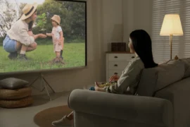 Projektor místo televize? Lidl má teď jeden ve slevě 41&nbsp;%. Srovnali jsme i&nbsp;lepší alternativy od Hisense a&nbsp;JMNGO