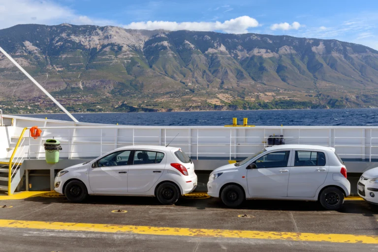 „Nabitá elektroauta nesmí na trajekt“, přichází tvrdé zákazy z&nbsp;Evropy. V&nbsp;Řecku vadí i&nbsp;hybrid. Češi na dovolené mohou narazit