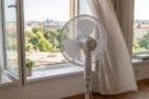 Zkusila jsem trik s&nbsp;větrákem z&nbsp;internetu (2026): Byt vyvětrá skvěle, ale v&nbsp;horku vás nespasí