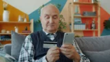 „Kouzelná kartička“ pro seniory: Senior pass je už od 55 let, ušetřit se dá i&nbsp;2000&nbsp;Kč&nbsp;měsíčně. Zkusili jsme registraci
