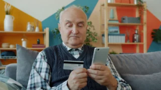 „Kouzelná kartička“ pro seniory: Senior pass je už od 55 let, ušetřit se dá i&nbsp;2000&nbsp;Kč&nbsp;měsíčně. Zkusili jsme registraci