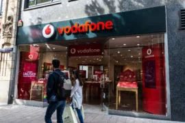 Operátoři spouští letní akce (2026): O2&nbsp;i&nbsp;Vodafone dávají neomezená data zdarma. Budou se hodit na dovolenou