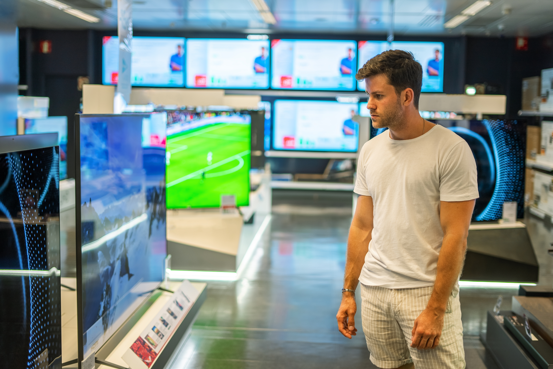 Levná vs. drahá televize v&nbsp;roce 2026: Samsung stojí 2× tolik co TCL. Podívali jsme se, za co se připlácí