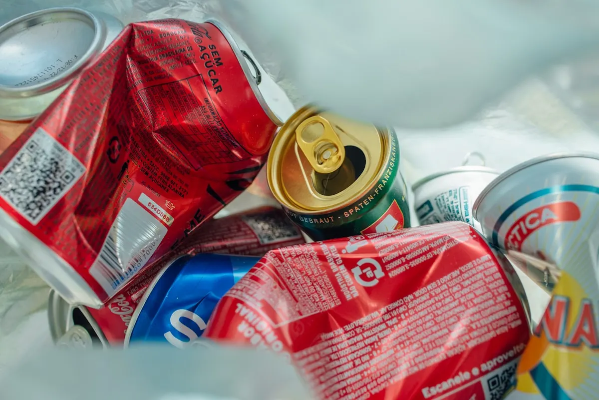 Zmačkané hliníkové plechovky připravené k recyklaci