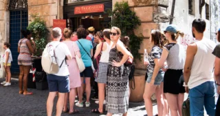 2 zmrzliny v&nbsp;Římě za skoro 1&nbsp;100&nbsp;Kč: Účtenka z&nbsp;Piazza Navona obletěla sociální sítě a&nbsp;rozproudila krev. Zapojili se i&nbsp;Češi