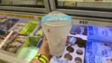 Hit, nebo bizár? Tesco prodává kelímek plný ledu za 32 korun. Spočítali jsme, o&nbsp;kolik navíc si Češi připlatí