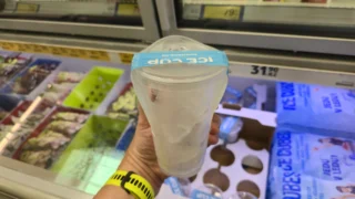 Hit, nebo bizár? Tesco prodává kelímek plný ledu za 32 korun. Spočítali jsme, o&nbsp;kolik navíc si Češi připlatí