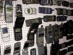 3 mobily, které změnily historii mají dnes cenu i&nbsp;70 tisíc. Čechům se staré Nokie válí v&nbsp;šuflíku