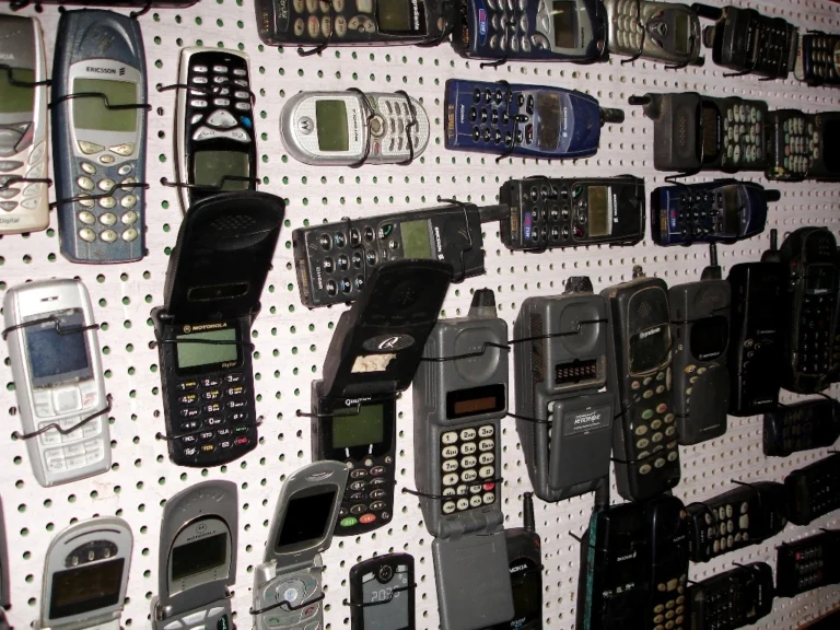 3 mobily, které změnily historii mají dnes cenu i&nbsp;70 tisíc. Čechům se staré Nokie válí v&nbsp;šuflíku