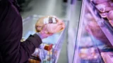 Přestanou Češi jíst kuřecí maso? Kdo ho podle italské studie sní přes 300&nbsp;g týdně, má o&nbsp;27&nbsp;%&nbsp;vyšší riziko úmrtí