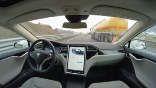 Autonomní Tesly brzy v&nbsp;Česku? V&nbsp;Nizozemí už je potkáte, další země brzy. Češi se bojí odpovědnosti za nehody
