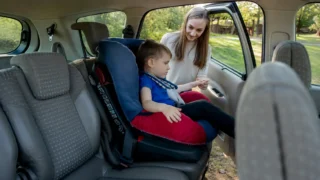 4 nejhorší autosedačky dle dTestu a&nbsp;ADAC (2026): Certifikované modely selhaly, testy jsou nekompromisní