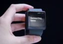 Bizarní chytré hodinky, které Češi nosili na ruce: Samsung Galaxy Gear měl foťák v&nbsp;řemínku a&nbsp;telefonovalo se z&nbsp;přezky