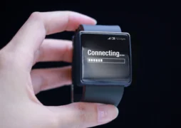 Bizarní chytré hodinky, které Češi nosili na ruce: Samsung Galaxy Gear měl foťák v&nbsp;řemínku a&nbsp;telefonovalo se z&nbsp;přezky