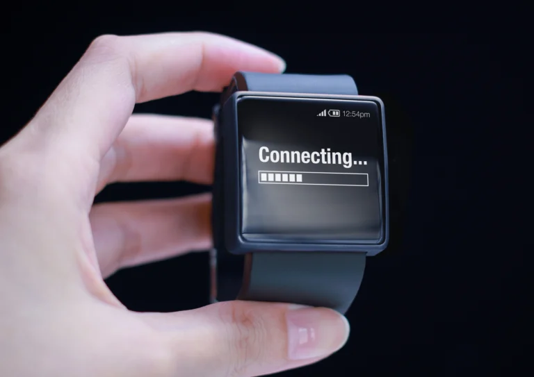 Bizarní chytré hodinky, které Češi nosili na ruce: Samsung Galaxy Gear měl foťák v&nbsp;řemínku a&nbsp;telefonovalo se z&nbsp;přezky