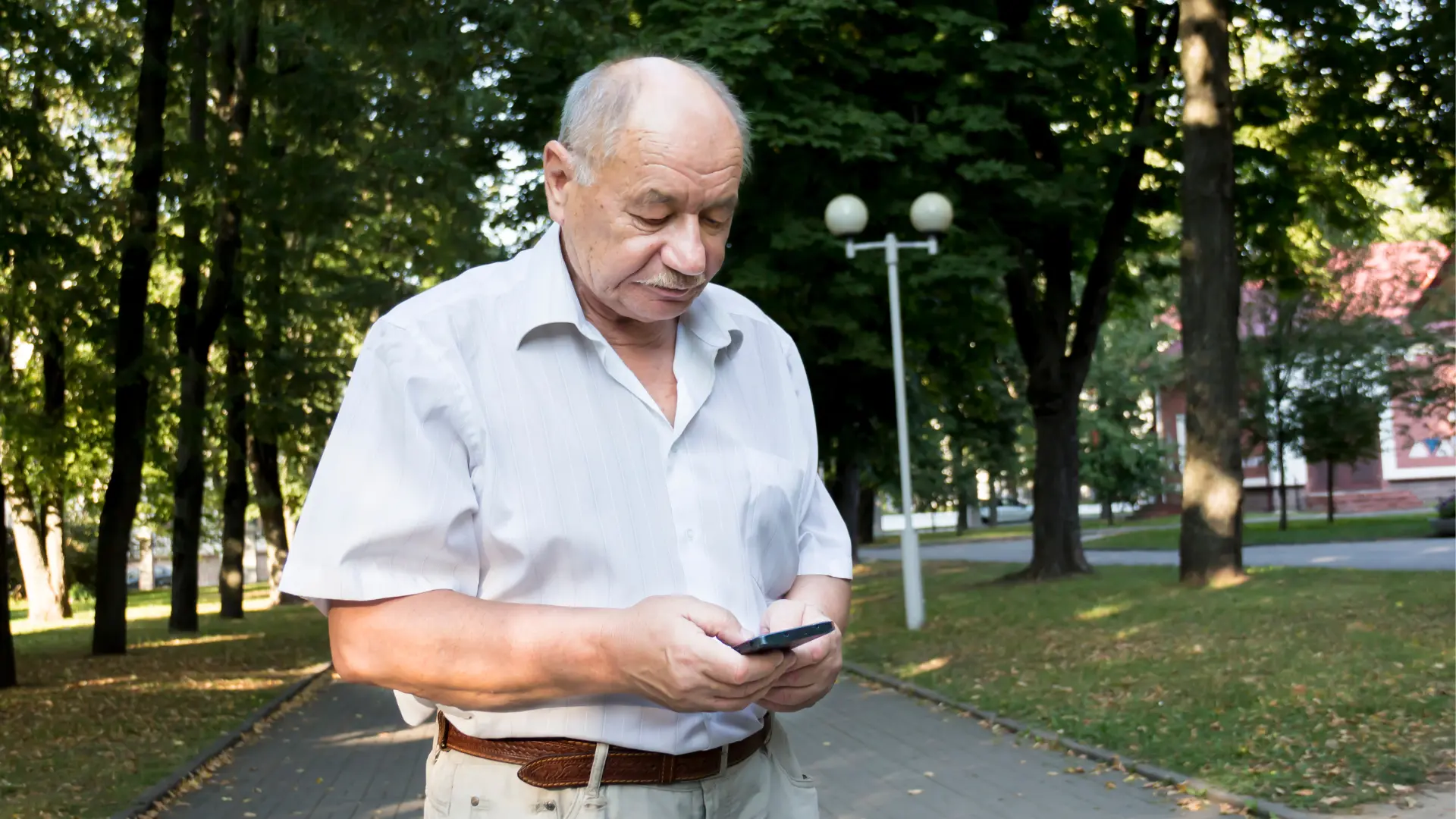 ČNB varuje před nebezpečnou aplikací NGate (2026): Tváří se jako regulérní banka, z&nbsp;účtu Čechů vyluxuje statisíce