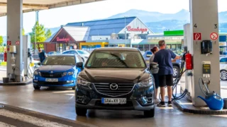 Češi po dovolené dostávají pokuty za vjezd na čerpací stanici: Za 90 sekund na pumpě chtějí právníci skoro 10&nbsp;000&nbsp;Kč