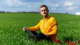 „Mladí nechtějí pracovat,“ stěžují si firmy. „Za podprůměrný plat dřít nebudu,“ vrací jim absolventi. Kdo má pravdu?