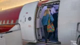 Velká změna pro cestující v&nbsp;letadle (2026): EU ruší část poplatků, batůžek do kabiny bude zdarma