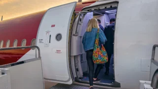 Velká změna pro cestující v&nbsp;letadle (2026): EU ruší část poplatků, batůžek do kabiny bude zdarma