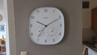 Action má chytré hodiny za 149&nbsp;Kč: Ukazují čas, teplotu i&nbsp;vlhkost, srovnali jsme je se 3 konkurenty