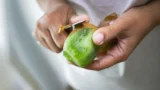 Jak jíst kiwi a&nbsp;banán? Nejvíc vlákniny se skrývá ve slupce, většina Čechů loupe banán opačně