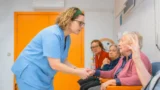 „Myslela jsem, že stačí kartička pojištěnce,“ přiznává seniorka. Na pohotovosti s&nbsp;ní narazíte ve chvíli, kdy nemůžete mluvit