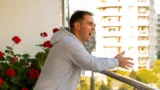 „Soused si pořídil klimatizaci, vedro z&nbsp;ní jde na můj balkon,“ stěžují si Češi. Na hluk limit existuje, na teplo už ne