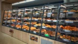 Nejhorší pečivo ze supermarketu (2026): Tmavý chleba i&nbsp;croissant skrývají past, kterou prozradí jen etiketa