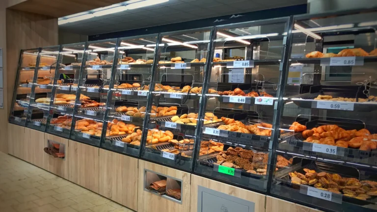 Nejhorší pečivo ze supermarketu (2026): Tmavý chleba i&nbsp;croissant skrývají past, kterou prozradí jen etiketa