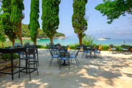 Prázdné restaurace v&nbsp;Chorvatsku? Ministr potvrdil i&nbsp;pokles přenocování, lidé více vaří sami. Možná to přehnali se zdražováním